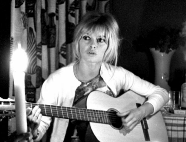 Brigitte Bardot joue de la guitare